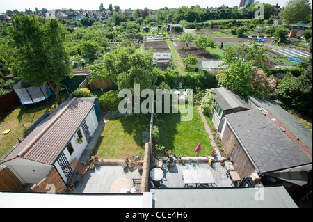 Gesamtansicht der Gärten und Kleingärten in London sehen vom Dach eines Hauses. Stockfoto