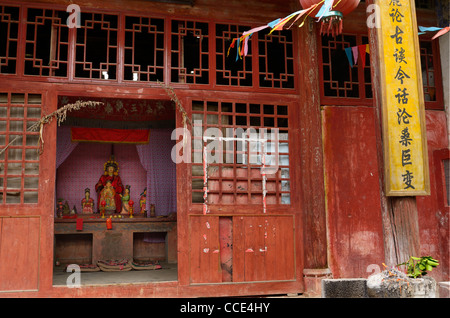 Red tianhou Tempel mit Porzellan mazu am Altar mit brennenden Scheiterhaufen in fuli in der Nähe von Yangshuo china Stockfoto