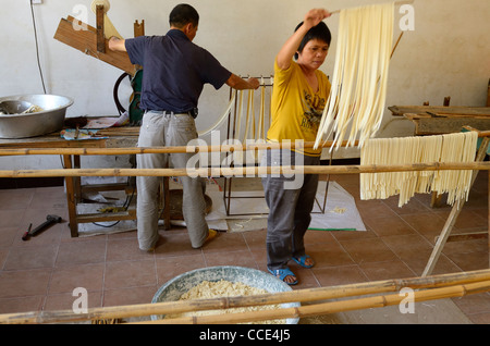 Mann und Frau hand crafting Weizennudeln in einem Geschäft in Fuli in der Nähe von Yangshuo Peoples Republic Of China Stockfoto