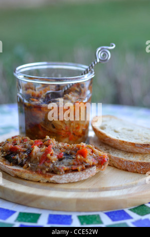 Gebratene Auberginen mit Toast Brot verteilt Stockfoto