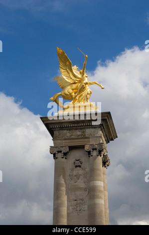 Statue am Pont Alexandre III in Paris, Frankreich. Stockfoto