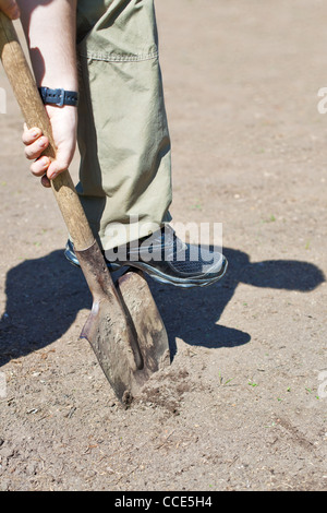 Junger Mann Graben Garten Boden. Stockfoto