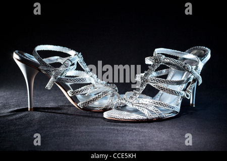Frau Schuhe. Auf dunklem Hintergrund. Stockfoto