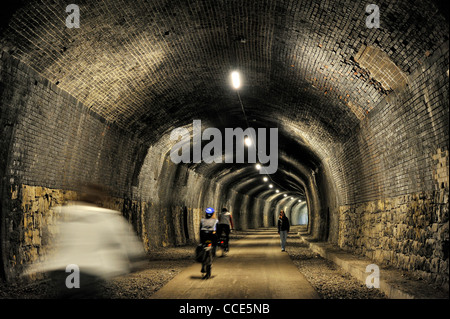 Der Monsal Weg führt durch mehrere kürzlich wiedereröffneten Eisenbahntunnel in The Peak District in Derbyshire, England Stockfoto