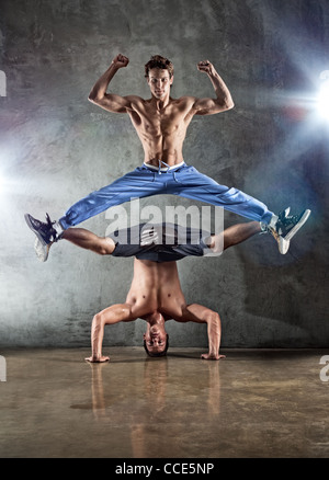 Zwei junge starke Männer tanzen. Stockfoto