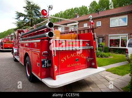 Alte rote Feuerwehrauto auf Straße Stockfoto