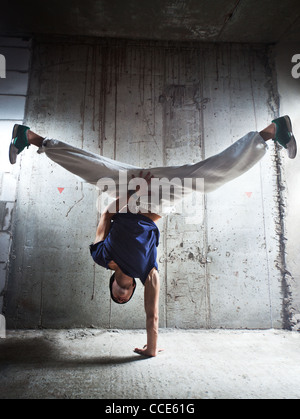 Junger Mann Breakdance auf Wand Hintergrund. Stockfoto