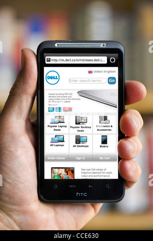 Online-Bestellung auf der Dell UK mobile Website auf einem HTC-smartphone Stockfoto