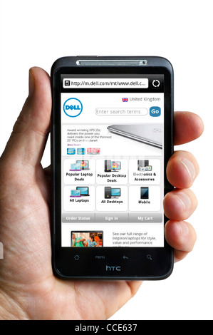 Online-Bestellung auf der Dell UK mobile Website auf einem HTC-smartphone Stockfoto