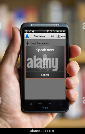 Spracherkennung auf Google Maps Navigation mit einem HTC-smartphone Stockfoto