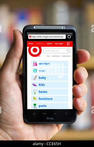 Online-Shopping auf Ziel mit einem HTC-smartphone Stockfoto