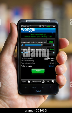 Die android-app des Vereinigten Königreichs basiert auf einem HTC-Smartphone Zahltag Darlehen Unternehmen, Wonga, Stockfoto