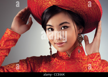 Junge vietnamesische Frau in traditioneller Kleidung Porträt. Stockfoto