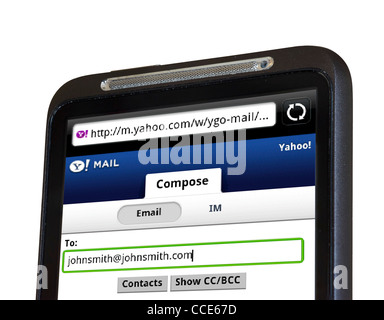 Verfassen eine e-Mail mit Yahoo Mail auf einem HTC-smartphone Stockfoto