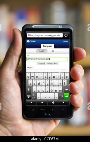 Verfassen eine e-Mail mit Yahoo Mail auf einem HTC-smartphone Stockfoto