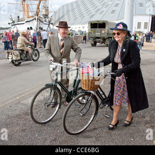 1940er Jahre Gruß an die 40er Jahre Chatham Dockyard uk paar mit Vintage-Bikes Fahrräder Stockfoto