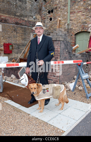 1940er Jahre Gruß an die 40er Jahre Chatham Dockyard uk. Arzt mit Rescue Dog Stockfoto