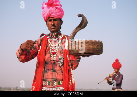 Schlangenbeschwörer zeigen ihr können (Indien) Stockfoto