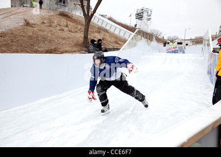 Skater in der Praxis laufen für Red Bull Crashed Ice 2012 Weltmeisterschaft downhill-Rennen teilnehmen. St Paul Minnesota MN USA Stockfoto