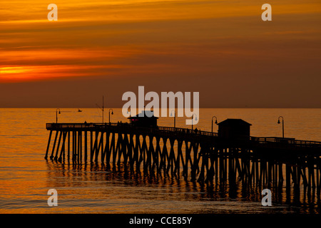 Sonnenuntergang über dem Pazifischen Ozean vor der kalifornischen Küste in San Clemente Pier. Stockfoto