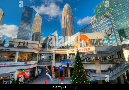 Epizentrum, ein gemischt genutztes Handelszentrum in Uptown Charlotte, North Carolina, USA. Stockfoto