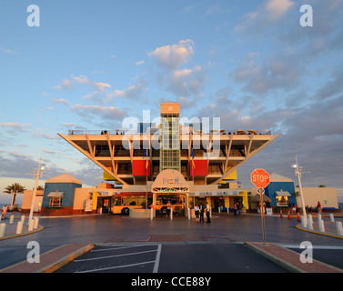 Der berühmte invertiert Dreieck von der Pier in St. Petersburg, Florida. Stockfoto