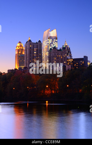 Skyline und Reflexionen von Midtown Atlanta/Georgia Lake Meer von Piedmont Park. Stockfoto