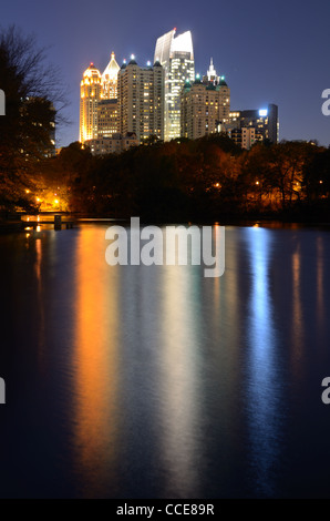 Skyline und Reflexionen von Midtown Atlanta/Georgia Lake Meer von Piedmont Park. Stockfoto