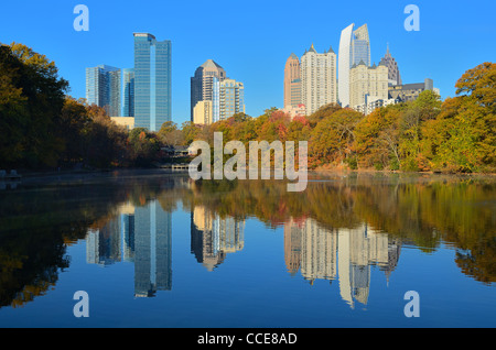 Midtown Atlanta, Georgia von Piedmont Park im Herbst gesehen. Stockfoto