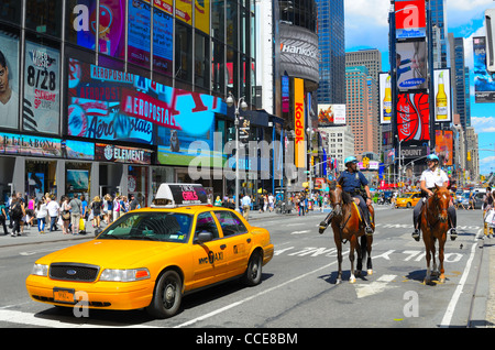 Polizei und in Times Square, New York City Taxi montiert Stockfoto