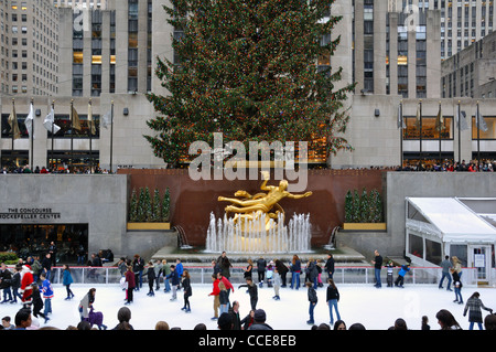 Weihnachtsbaum und Eisbahn am Rockefeller Center in New York City, USA Stockfoto