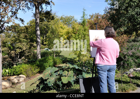 Weibliche Künstler malen im park Stockfoto