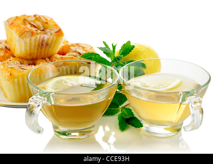 Grüner Tee mit Himbeer-Cupcakes mit Mandeln, Nahaufnahme Stockfoto