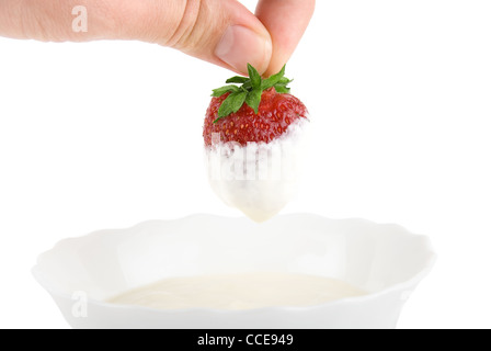 Hand-Dip Erdbeere in Creme auf weiß Stockfoto