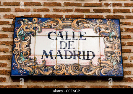 Calle de Madrid, geflieste Straßenschild. Madrid, Spanien. Stockfoto