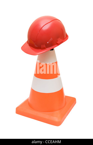 Warnung Straßenkegel und roten Helm isoliert auf weißem Hintergrund Stockfoto