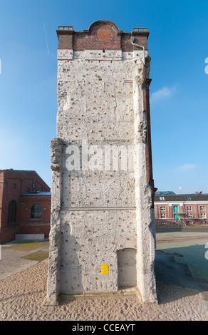 alte Industriegebäude, die jetzt als Kletterwand benutzt Stockfoto