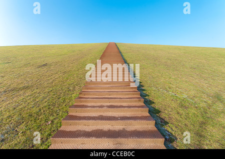 große Treppe nach oben von einem grünen Hügel Stockfoto