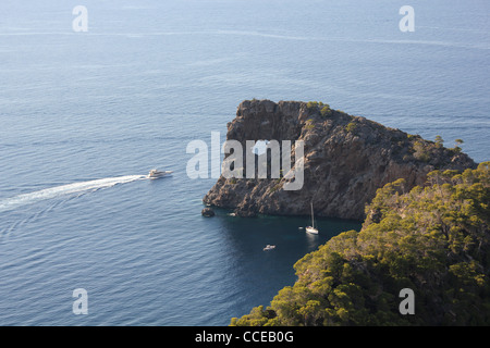 Küsten-Szene mit Yachten auf der Peninsula de Sa Foradada, in der Nähe von Deya / Deia, Westküste Mallorca / Mallorca, Balearen, Spanien Stockfoto