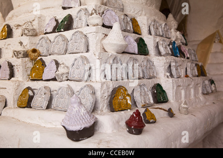 Ugyenling Tempel, Chorten verziert mit kleinen Votiv-Buddha-Plaques, Tawang, Arunachal Pradesh, Indien Stockfoto