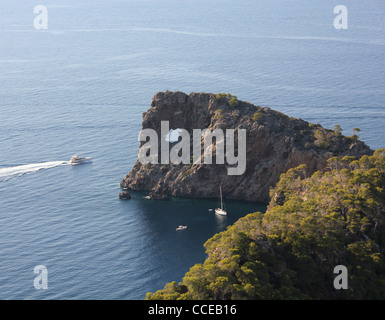 Küsten-Szene mit Yachten auf der Peninsula de Sa Foradada, in der Nähe von Deya / Deia, Westküste Mallorca / Mallorca, Balearen, Spanien Stockfoto