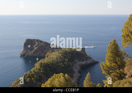 Küsten-Szene mit Yachten auf der Peninsula de Sa Foradada, in der Nähe von Deya / Deia, Westküste Mallorca / Mallorca, Balearen, Spanien Stockfoto