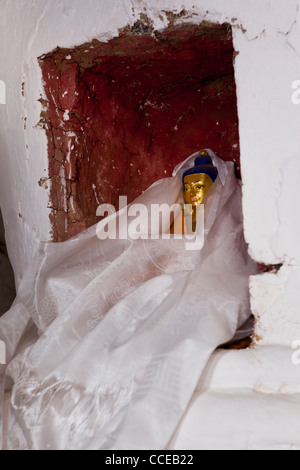 Indien, Arunachal Pradesh, Tawang, Ugyenling Tempel, goldenen Buddha in Kata Schal innen Chorten gewickelt Stockfoto