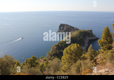 Küsten-Szene mit Yachten auf der Peninsula de Sa Foradada, in der Nähe von Deya / Deia, Westküste Mallorca / Mallorca, Balearen, Spanien Stockfoto