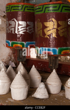 Indien, Arunachal Pradesh, Tawang, Ugyenling Tempel, Geburtsort des 6. Dalai Lama, Gebetsmühlen Stockfoto