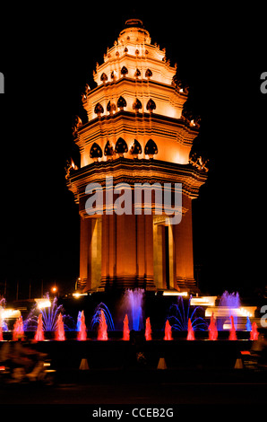 Independence Monument beleuchtet bei Nacht, ein Kreisverkehr in der Innenstadt von Phnom Penh, Kambodscha. Kredit: Kraig lieb Stockfoto