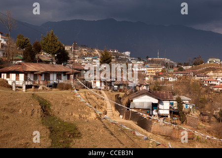 Indien, Arunachal Pradesh, Tawang, Stadtzentrum Skyline, Häuser an steilen Hängen Stockfoto