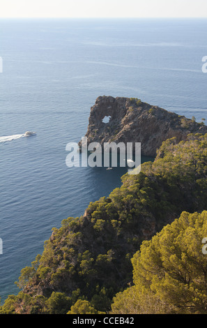 Küsten-Szene mit Yachten auf der Peninsula de Sa Foradada, in der Nähe von Deya / Deia, Westküste Mallorca / Mallorca, Balearen, Spanien Stockfoto