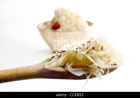 Sauerkraut und Lorbeerblatt auf einem Holzlöffel Stockfoto