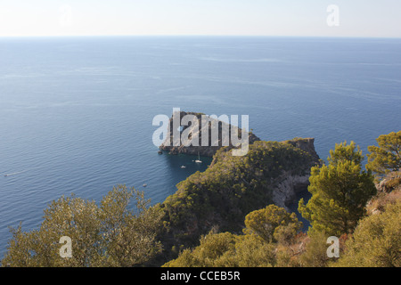 Küsten-Szene mit Yachten auf der Peninsula de Sa Foradada, in der Nähe von Deya / Deia, Westküste Mallorca / Mallorca, Balearen, Spanien Stockfoto